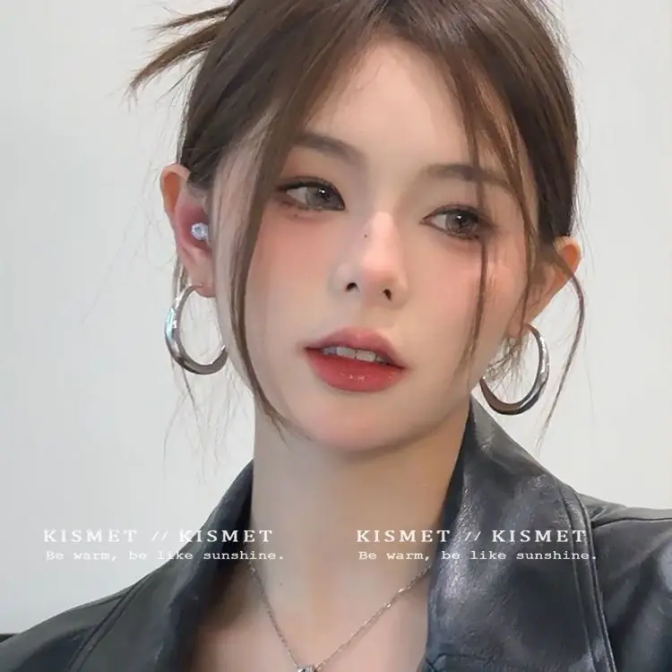 Classic Large Hoop Earrings Retro Commute Work Elegant Slimming for Square Round Face Simple Cool Tone Women
Classic Large Hoop Earrings Retro Commute Work Elegant Slimming for Square Round Face Simple Cool Tone Women