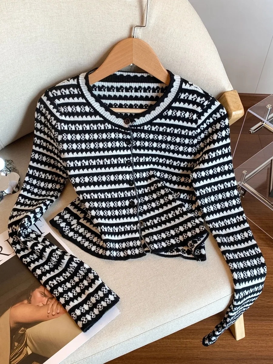 Весенний вязаный кардиган для женщин с круглым вырезом, в стиле колор-блок, мягкий, удобный, в корейском стиле, для повседневной носки
Весенний вязаный кардиган для женщин с круглым вырезом, в стиле колор-блок, мягкий, удобный, в корейском стиле, для повседневной носки