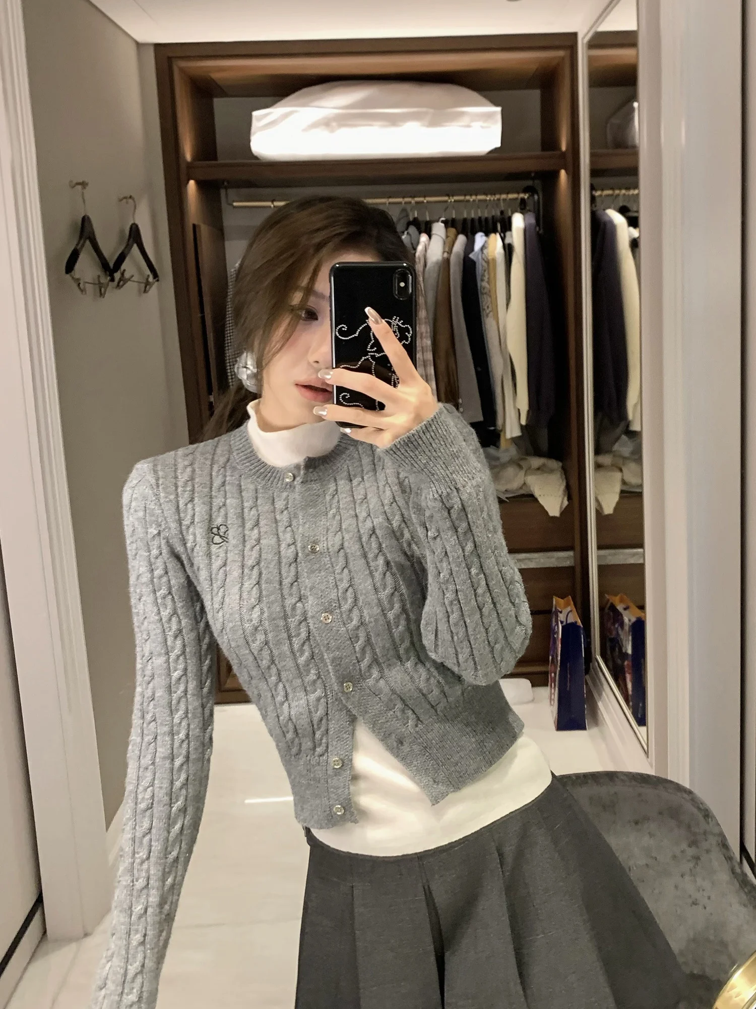 Женский вязаный свитер с вышивкой в стиле Ренессанс, раннеосенний, с круглым вырезом, приталенный, из крученой пряжи, для повседневной носки, с длинными рукавами
Женский вязаный свитер с вышивкой в стиле Ренессанс, раннеосенний, с круглым вырезом, приталенный, из крученой пряжи, для повседневной носки, с длинными рукавами