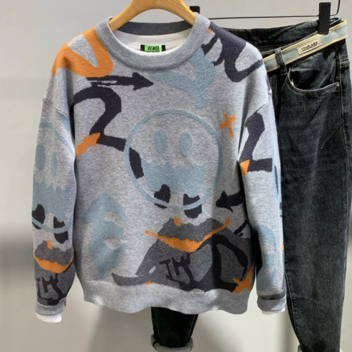 Мужской модный свитер свободного покроя, большой размер 250, простой дизайн, трикотаж для пар, повседневный городской слэ, полиэфирное волокно
Мужской модный свитер свободного покроя, большой размер 250, простой дизайн, трикотаж для пар, повседневный городской слэ, полиэфирное волокно