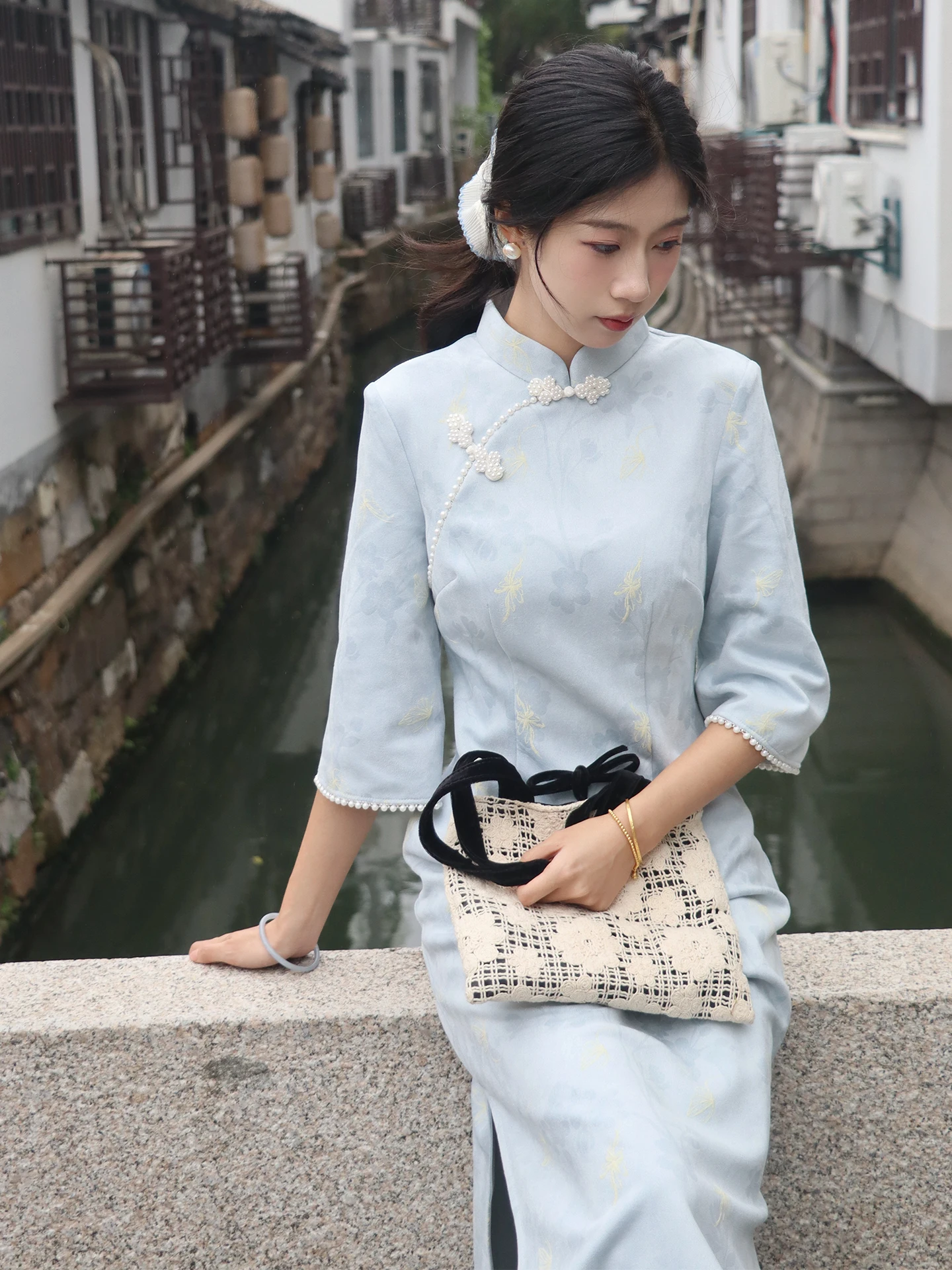 Новое китайское платье ципао улучшенной версии с длинными рукавами, модное, приталенное, синее, для осени и зимы, традиционный костюм
Новое китайское платье ципао улучшенной версии с длинными рукавами, модное, приталенное, синее, для осени и зимы, традиционный костюм