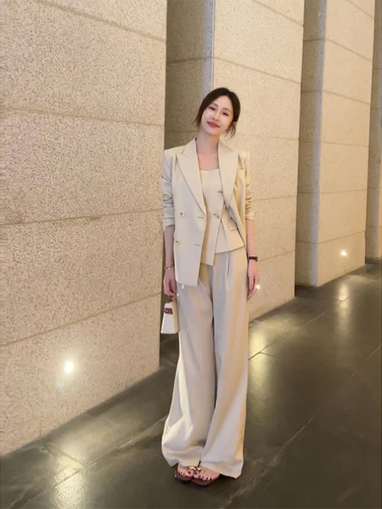 Костюмный комплект Lanser Faion: повседневный женский костюм однотонного цвета, удобный материал, для работы, с длинными рукавами
Костюмный комплект Lanser Faion: повседневный женский костюм однотонного цвета, удобный материал, для работы, с длинными рукавами