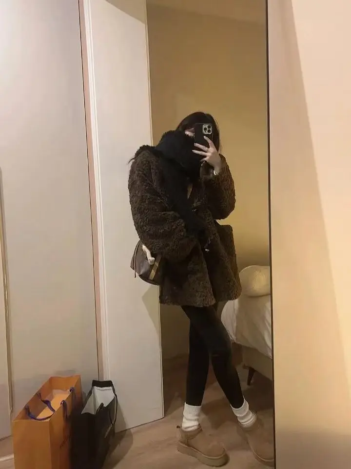 Женская куртка из овечьей шерсти: однотонная, простая, базовая, незаменимая, первичная, оригинальная, нативная
Женская куртка из овечьей шерсти: однотонная, простая, базовая, незаменимая, первичная, оригинальная, нативная