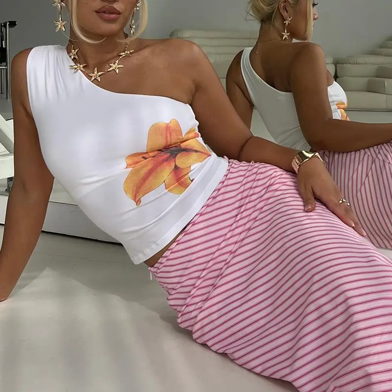 Combhasaki Women Summer Single One Shoulder Crop Tank Top Aesthetic Floral Print Slant Neck Slim Fit Vest Casual Club Streetwear
Combhasaki Women Summer Single One Shoulder Crop Tank Top Aesthetic Floral Print Slant Neck Slim Fit Vest Casual Club Streetwear