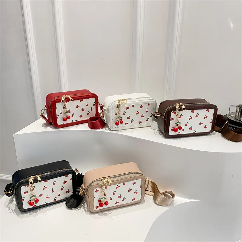 Шикарная сумка через плечо с принтом, новинка 2023 года для женщин, художественная сумка через плечо с широким ремешком, элегантная повседневная сумка для всех случаев 
Шикарная сумка через плечо с принтом, новинка 2023 года для женщин, художественная сумка через плечо с широким ремешком, элегантная повседневная сумка для всех случаев