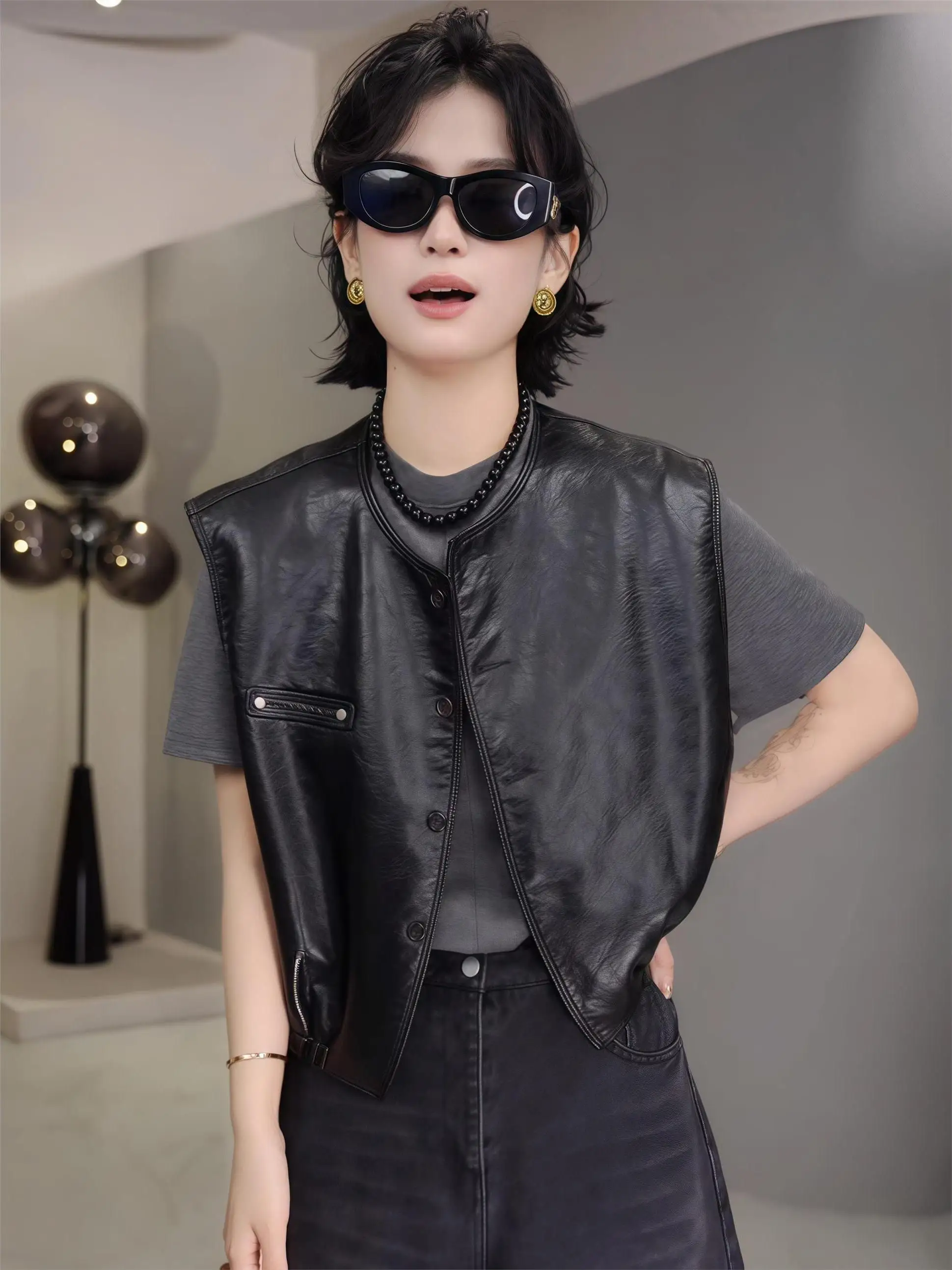 Ретро круглый жилет из искусственной кожи на одной пуговице, женский модный топ на бретелях, ранняя осень, новинка, универсальный
Ретро круглый жилет из искусственной кожи на одной пуговице, женский модный топ на бретелях, ранняя осень, новинка, универсальный