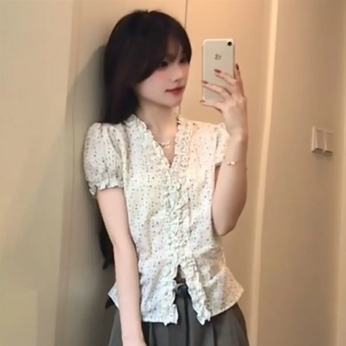 Black Fungus Short Sleeved Shirt Women 2026 New Summer V-neck Slim Fit Slimming Bubble Sleeve Shirt French Top
Black Fungus Short Sleeved Shirt Women 2026 New Summer V-neck Slim Fit Slimming Bubble Sleeve Shirt French Top