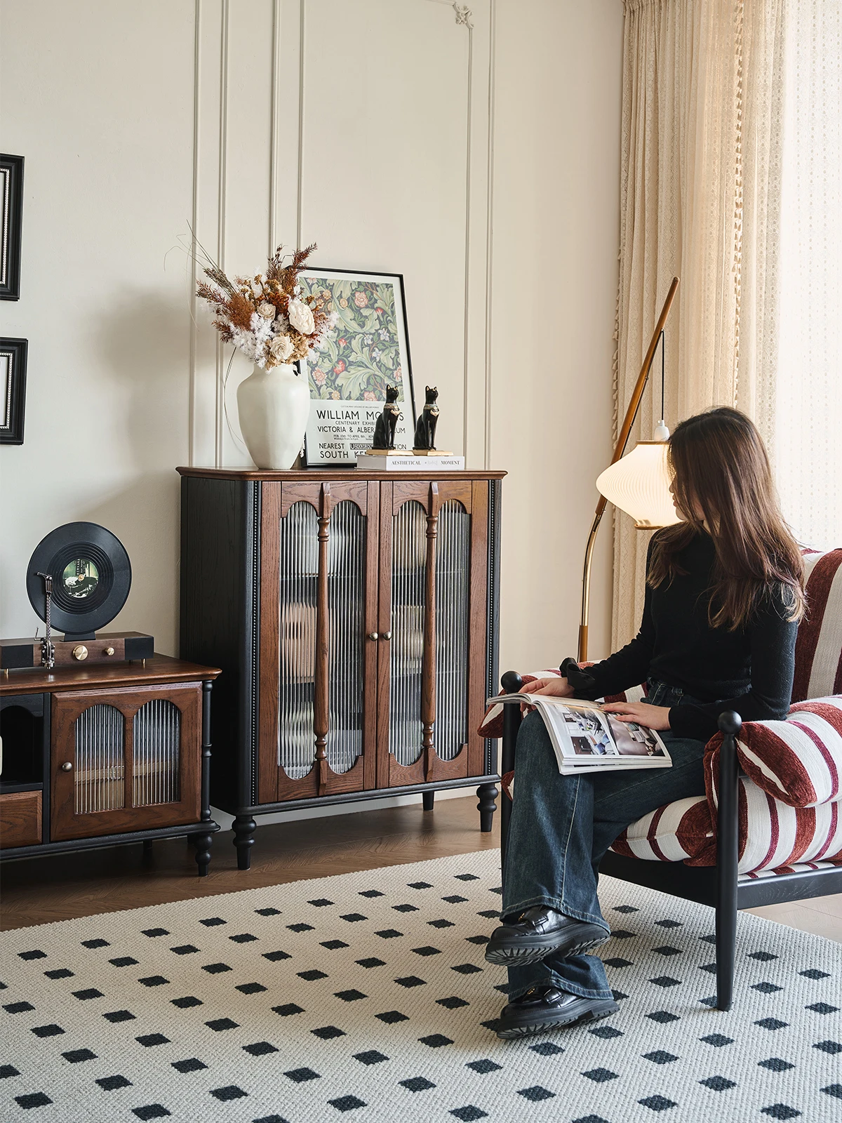 French retro wine cabinet, all solid wood dining side cabinet, living room integrated against the wall, TV side vertical cabinet
French retro wine cabinet, all solid wood dining side cabinet, living room integrated against the wall, TV side vertical cabinet