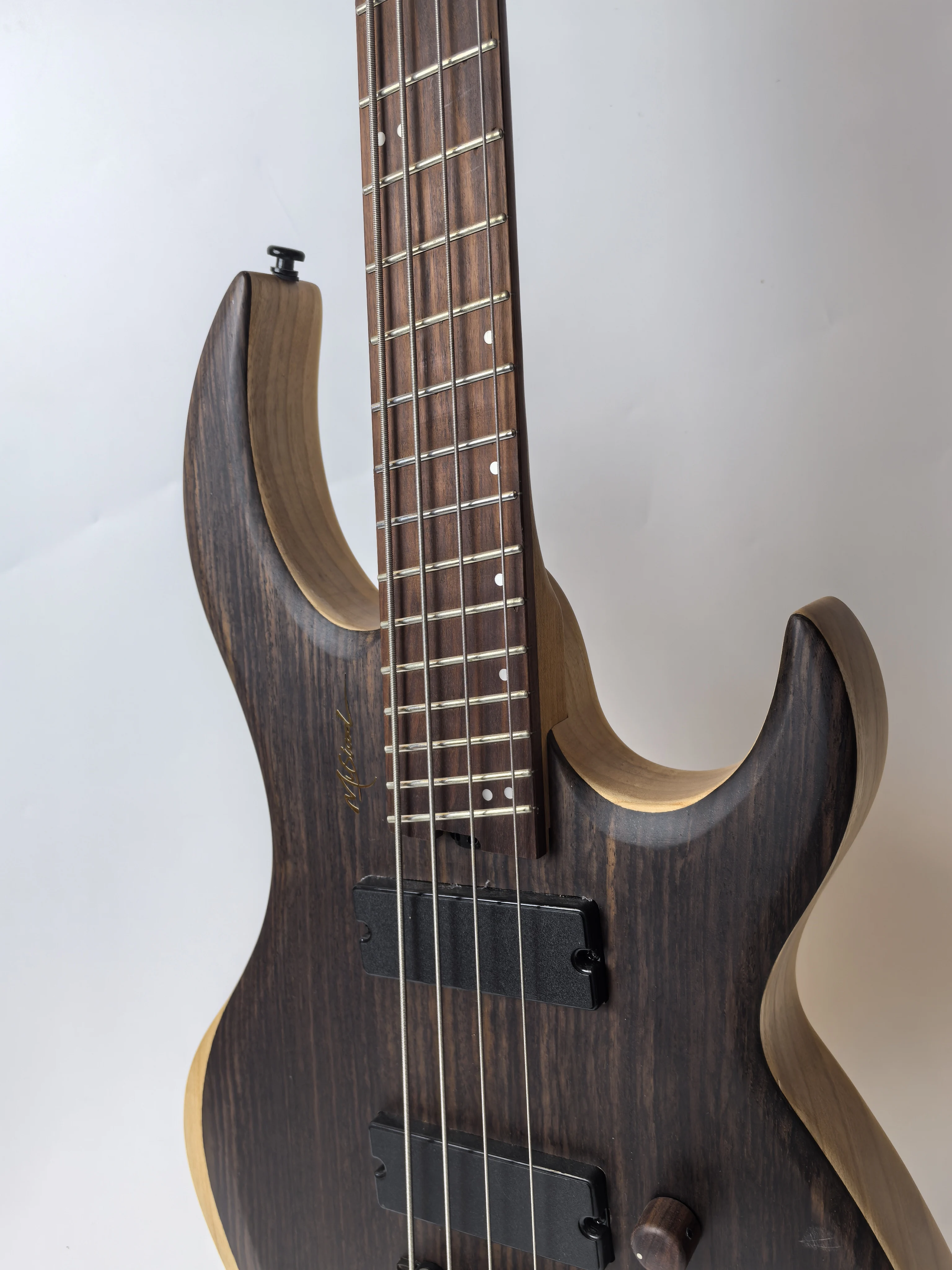 The manufacturer sells directly, in stock, rosewood boards, Round-headed thread,log brown slant without a head.
The manufacturer sells directly, in stock, rosewood boards, Round-headed thread,log brown slant without a head.