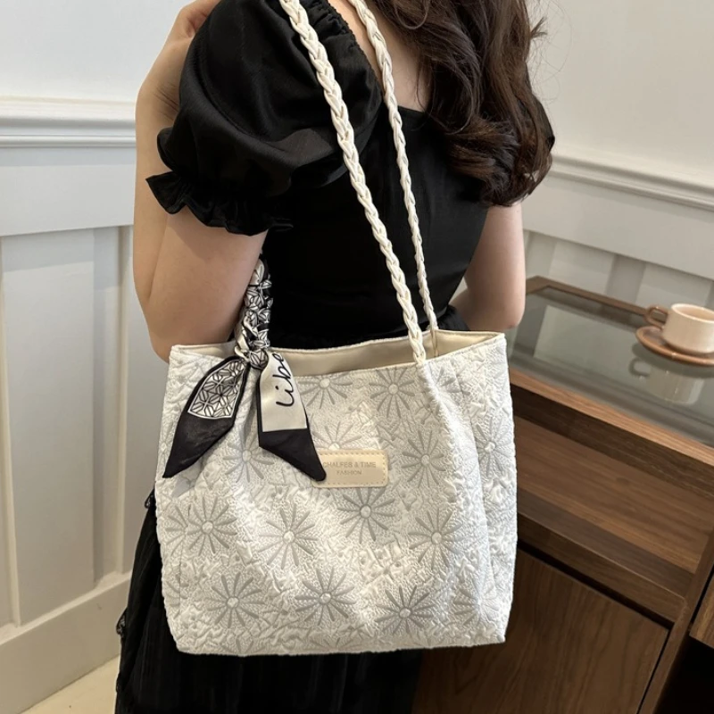 Chic Quilted Tote Bag with Braided Straps Handbag Silk Scarf Decor Large Capacity Shoulder Purse for Women Casual Work Travel
Chic Quilted Tote Bag with Braided Straps Handbag Silk Scarf Decor Large Capacity Shoulder Purse for Women Casual Work Travel