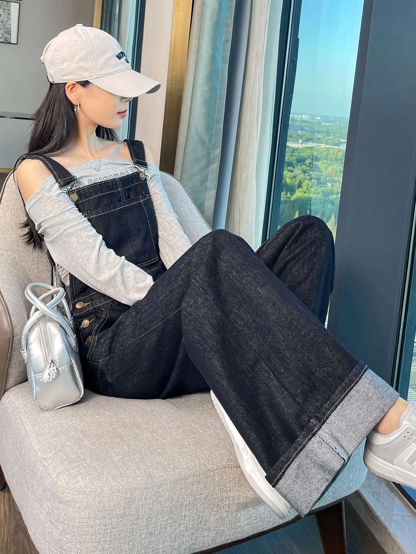 Casual High Waist Wide Leg Denim Overalls Women's Loose Fit Spring Autumn New Style Age Reduction Slimming Korean Version
Casual High Waist Wide Leg Denim Overalls Women's Loose Fit Spring Autumn New Style Age Reduction Slimming Korean Version