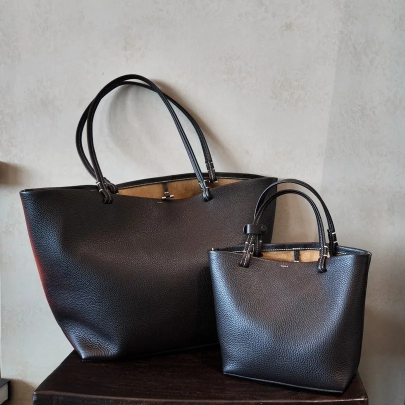 High Quality 2025 New Simple Casual Tote Bag Large Capacity Mother Child Bag First Layer Cowhide Handbag Commuter Shoulder Bag
High Quality 2025 New Simple Casual Tote Bag Large Capacity Mother Child Bag First Layer Cowhide Handbag Commuter Shoulder Bag