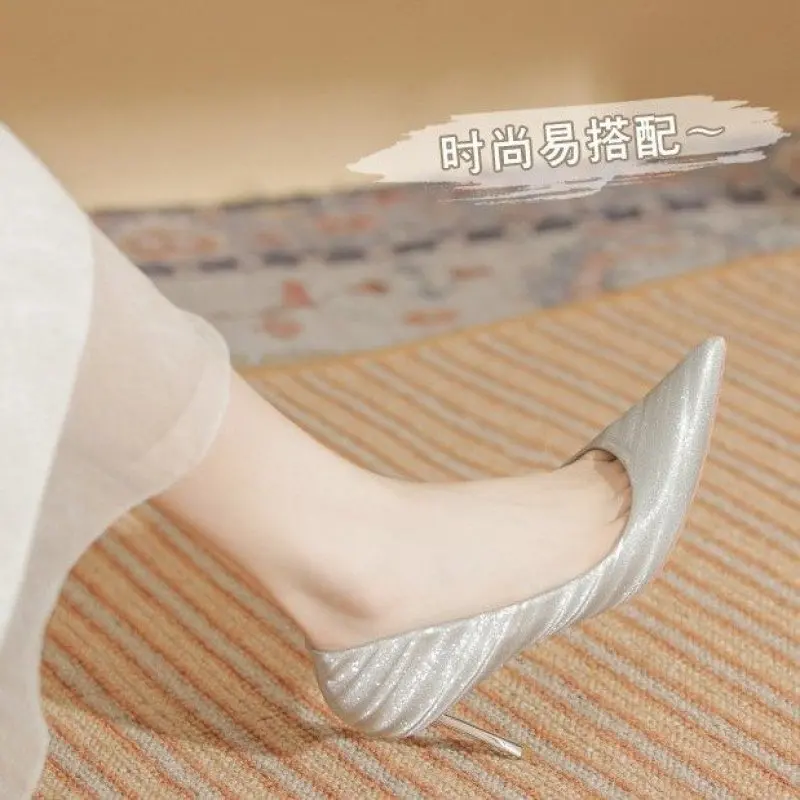 Туфли-лодочки женские на высоком каблуке-шпильке, серебристые, с острым носком
Туфли-лодочки женские на высоком каблуке-шпильке, серебристые, с острым носком