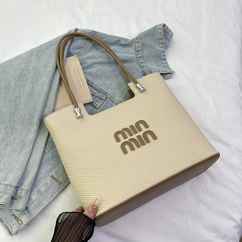 Fashion Tote Bag for Women, High-Capacity and Niche Design, Light Luxury Brand with Elegant Style
Fashion Tote Bag for Women, High-Capacity and Niche Design, Light Luxury Brand with Elegant Style