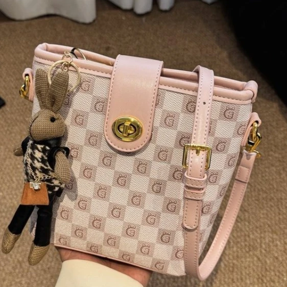 Женская сумка из искусственной кожи, новинка 2026 года, модная сумка через плечо для женщин, трендовая сумка на плечо для женщин
Женская сумка из искусственной кожи, новинка 2026 года, модная сумка через плечо для женщин, трендовая сумка на плечо для женщин