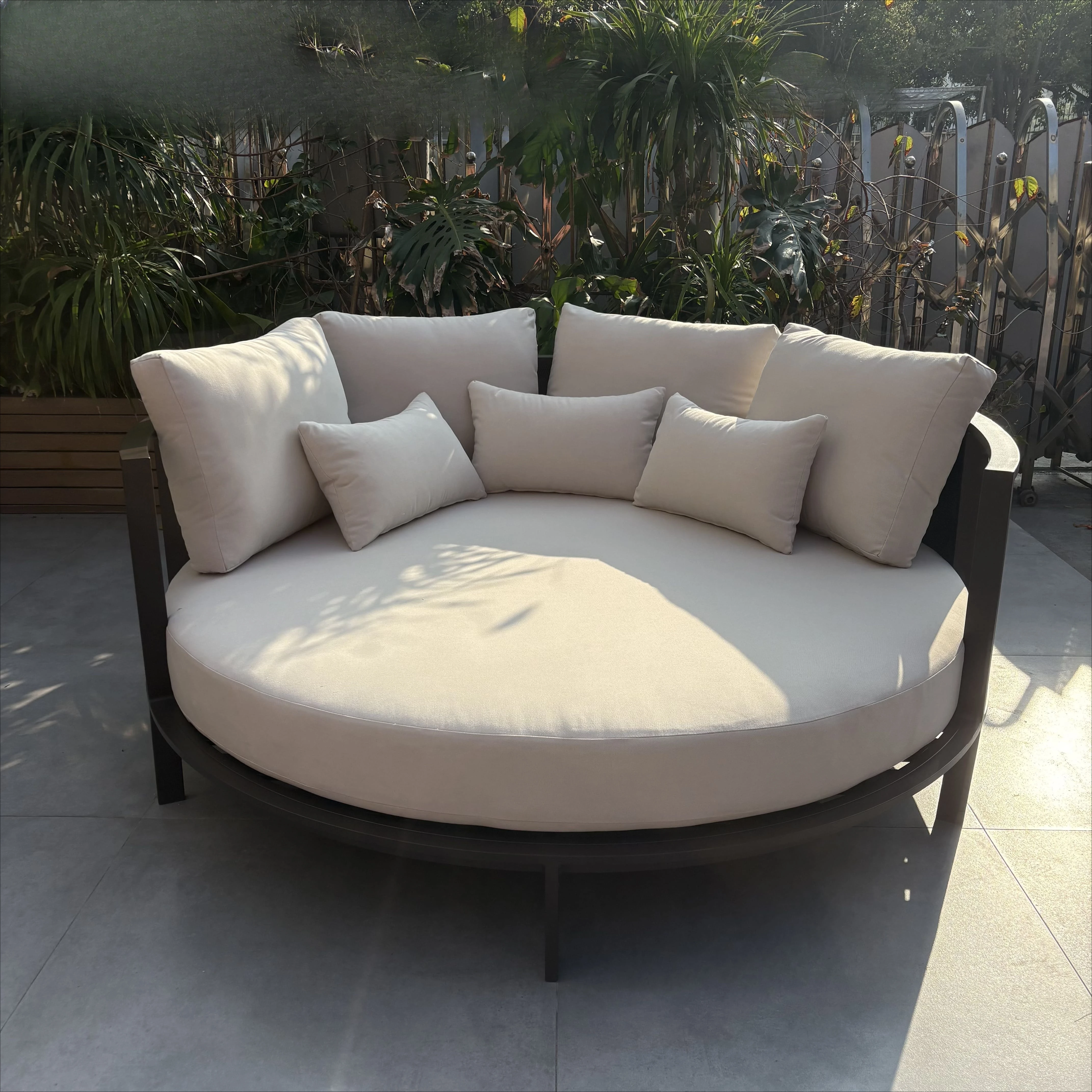 Modern Resort Hotel Pool Outdoor Furniture Garden Bed Beach Lounger Waterproof Round Aluminum Daybed
Modern Resort Hotel Pool Outdoor Furniture Garden Bed Beach Lounger Waterproof Round Aluminum Daybed