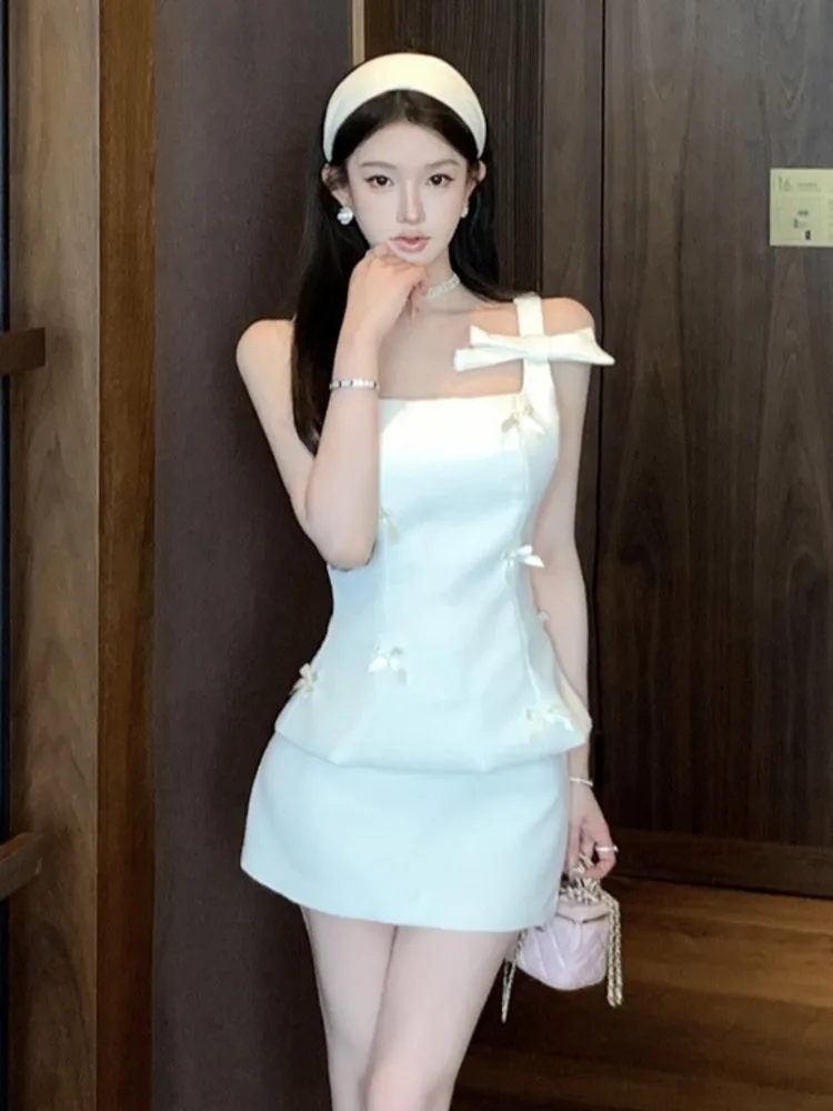 2025 Sweet Women Spaghetti Strap 3D Bow Сексуальные топы с открытой спиной + мини-юбка Костюмы Французский маленький ароматный новый летний твидовый комплект из 2 предметов
2025 Sweet Women Spaghetti Strap 3D Bow Сексуальные топы с открытой спиной + мини-юбка Костюмы Французский маленький ароматный новый летний твидовый комплект из 2 предметов