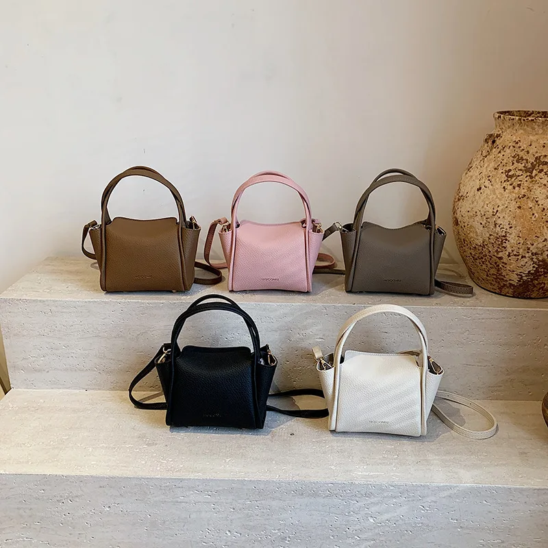 Fashion Simple Crossbody Bag Solid Color Synthetic Leather Women's Handbags Korean Casual Soft Female Texture Clutch Bags
Fashion Simple Crossbody Bag Solid Color Synthetic Leather Women's Handbags Korean Casual Soft Female Texture Clutch Bags