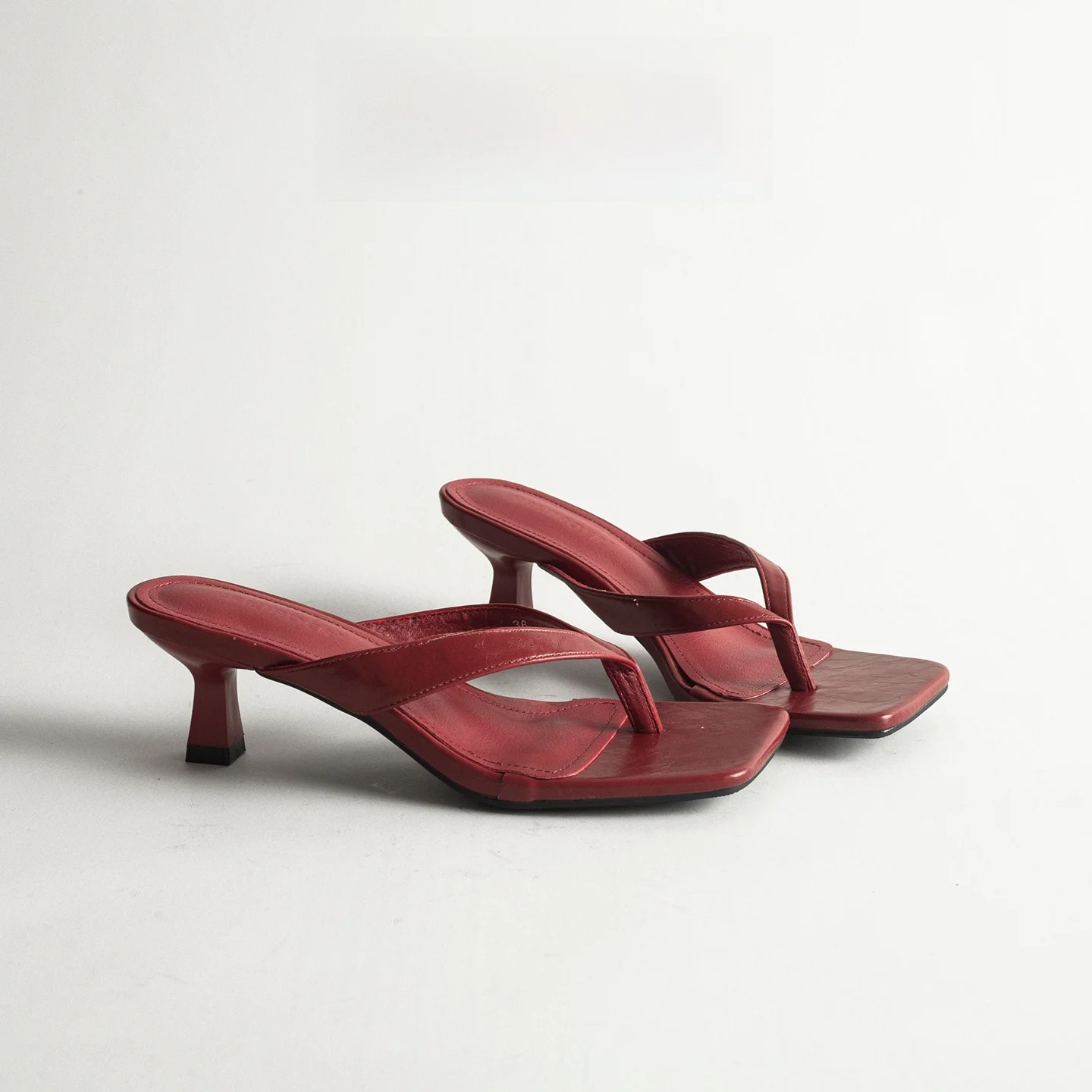Retro Minimalist Women's Sandals Open-Toe Casual Beach Flip Flops Thin High Heel Slip-On Shoes Comfortable Breathable Leather
Retro Minimalist Women's Sandals Open-Toe Casual Beach Flip Flops Thin High Heel Slip-On Shoes Comfortable Breathable Leather