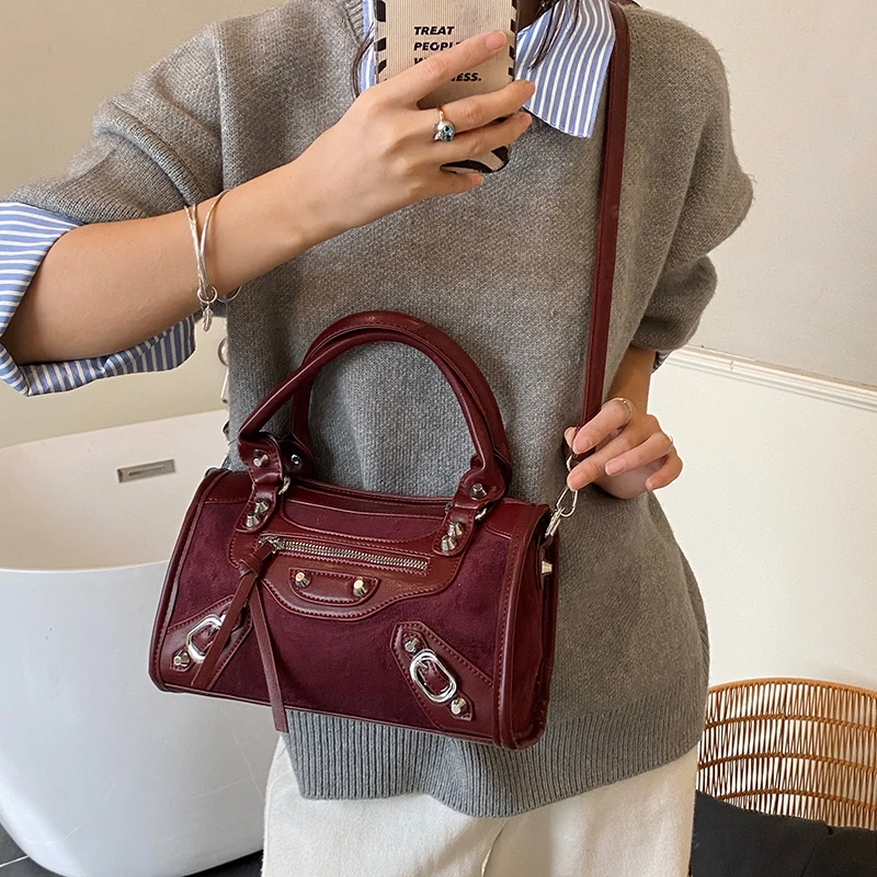 Сумка через плечо в стиле ретро футуризма с винтажной полированной фурнитурой и современным дизайном на слинге для городского исследования.
Сумка через плечо в стиле ретро футуризма с винтажной полированной фурнитурой и современным дизайном на слинге для городского исследования.