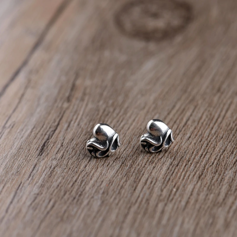 Sterling silver heart stud earrings for women fashionsweetstylishretroniche style design heart-shaped earrings
Sterling silver heart stud earrings for women fashionsweetstylishretroniche style design heart-shaped earrings