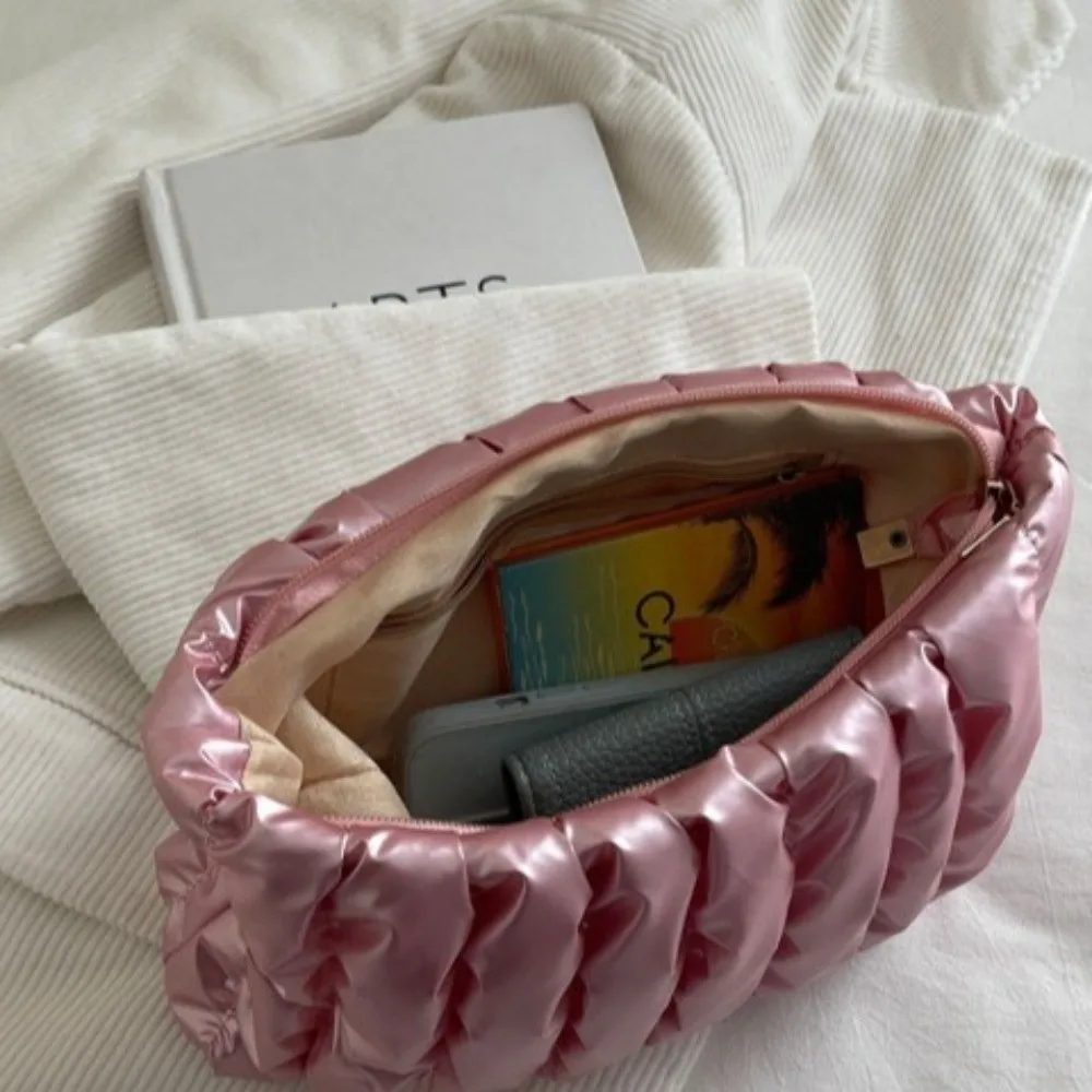 Элегантная стеганая косметичка, космическая хлопковая большая вместительная пуховая сумка-клатч для макияжа, мягкий морщинистый органайзер для хранения туалетных принадлежностей
Элегантная стеганая косметичка, космическая хлопковая большая вместительная пуховая сумка-клатч для макияжа, мягкий морщинистый органайзер для хранения туалетных принадлежностей