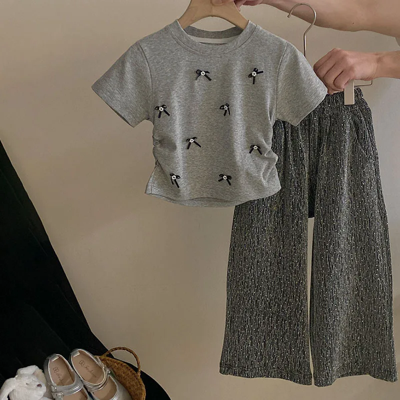 Girl Clothes Suit Stereoscopic Bow Top 2024 Summer New Girls T-shirt Short-sleeved Style Shining Bright Wide-leg Pants Suit
Girl Clothes Suit Stereoscopic Bow Top 2024 Summer New Girls T-shirt Short-sleeved Style Shining Bright Wide-leg Pants Suit