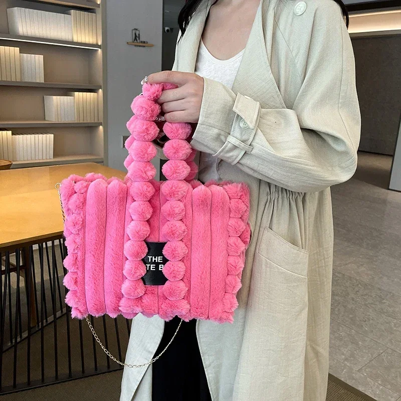 Winter Handheld Letter Plush Bag Large Capacity Women's Chain Shoulder Cross Shoulder Plush Tote Bag
Winter Handheld Letter Plush Bag Large Capacity Women's Chain Shoulder Cross Shoulder Plush Tote Bag
