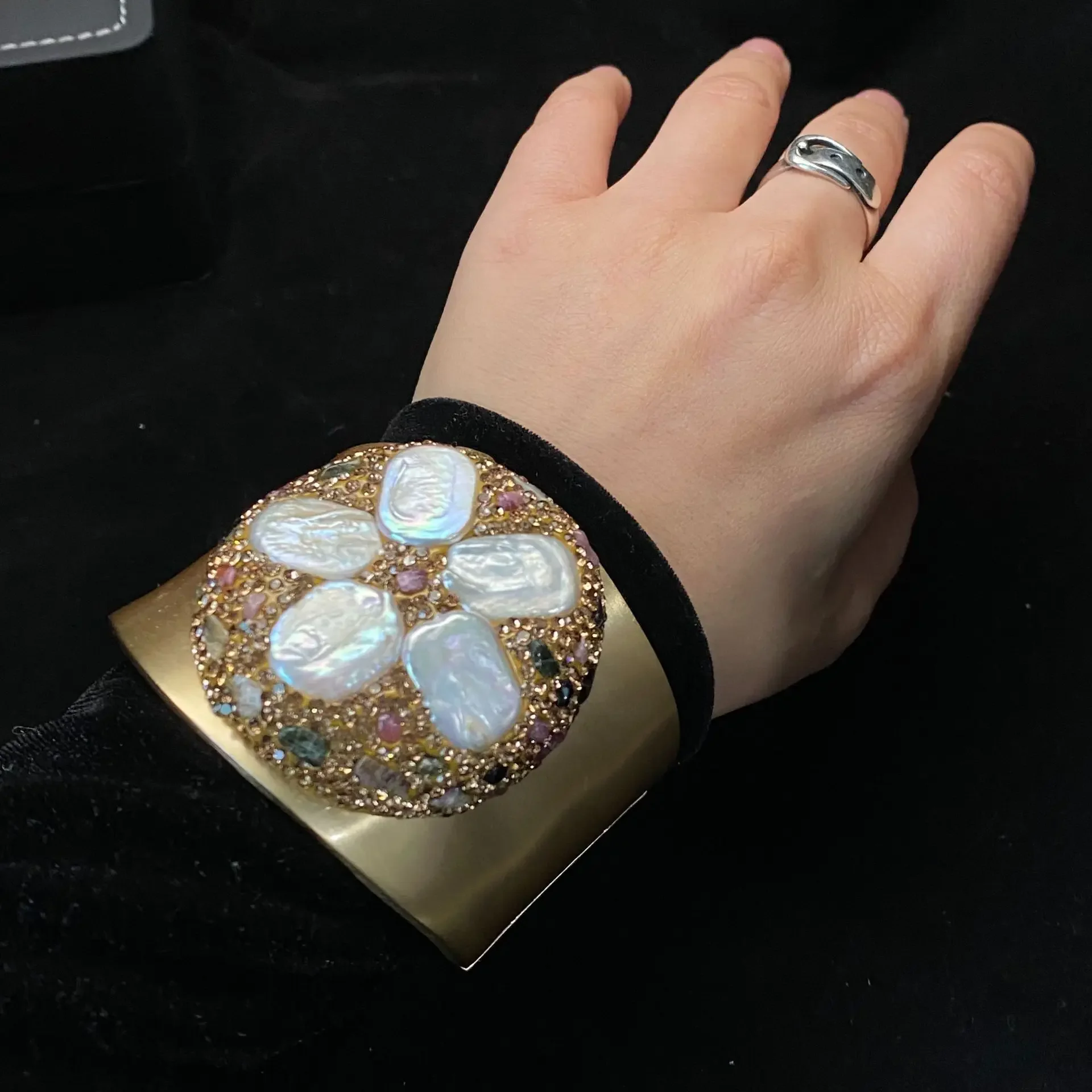 Пресноводная инкрустация жемчугом в стиле барокко, манжеты, позолоченные регулируемые браслеты из нержавеющей стали для женщин, яркие ювелирные изделия
Пресноводная инкрустация жемчугом в стиле барокко, манжеты, позолоченные регулируемые браслеты из нержавеющей стали для женщин, яркие ювелирные изделия