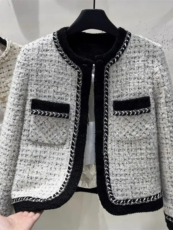 Осень-зима 2025 г., стеганое пальто из хлопка, женское модное женское высококачественное топ прямого кроя, пошив
Осень-зима 2025 г., стеганое пальто из хлопка, женское модное женское высококачественное топ прямого кроя, пошив