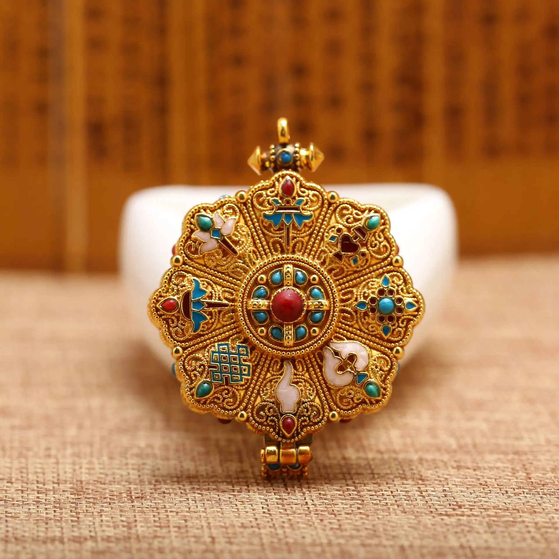 CX can hold a gold box with an auspicious eight treasures pattern, and can open the box to send a necklace rope.
CX can hold a gold box with an auspicious eight treasures pattern, and can open the box to send a necklace rope.