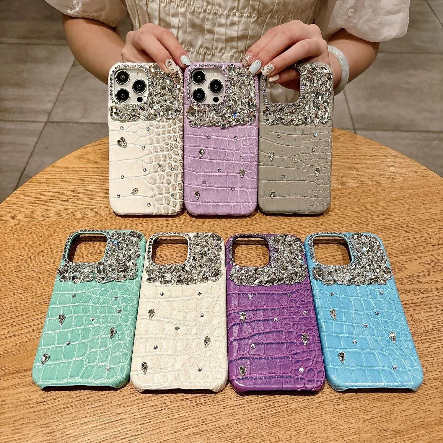 Crocodile-patterned leather with rhinestone phone case, suitable for Apple phones
Crocodile-patterned leather with rhinestone phone case, suitable for Apple phones