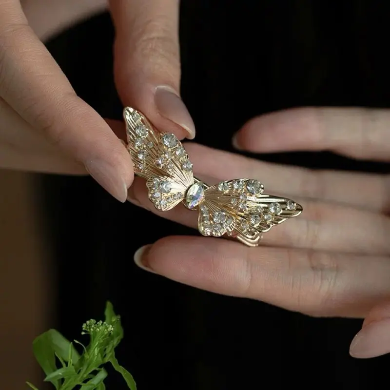 1pc Golden string goddess~French butterfly hair clip, high-end retro bangs, broken hair, duckbill clip, side clip hair accessori
1pc Golden string goddess~French butterfly hair clip, high-end retro bangs, broken hair, duckbill clip, side clip hair accessori