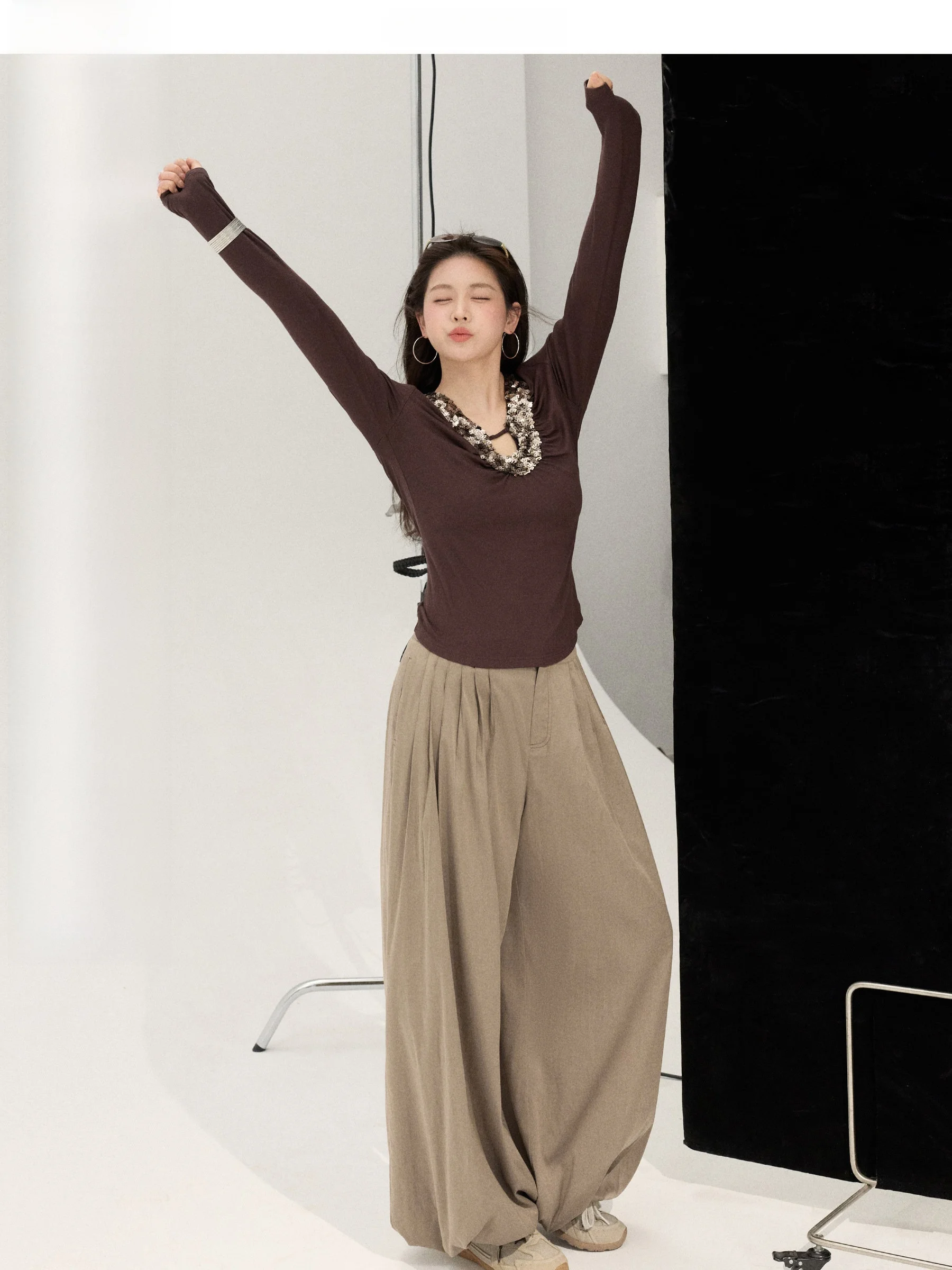 Комплект Jiulu Studio: Зимний повседневный костюм с пайетками, приталенный, с длинным рукавом, V-образным вырезом, брюки больших размеров, модный, для работы и отдыха
Комплект Jiulu Studio: Зимний повседневный костюм с пайетками, приталенный, с длинным рукавом, V-образным вырезом, брюки больших размеров, модный, для работы и отдыха