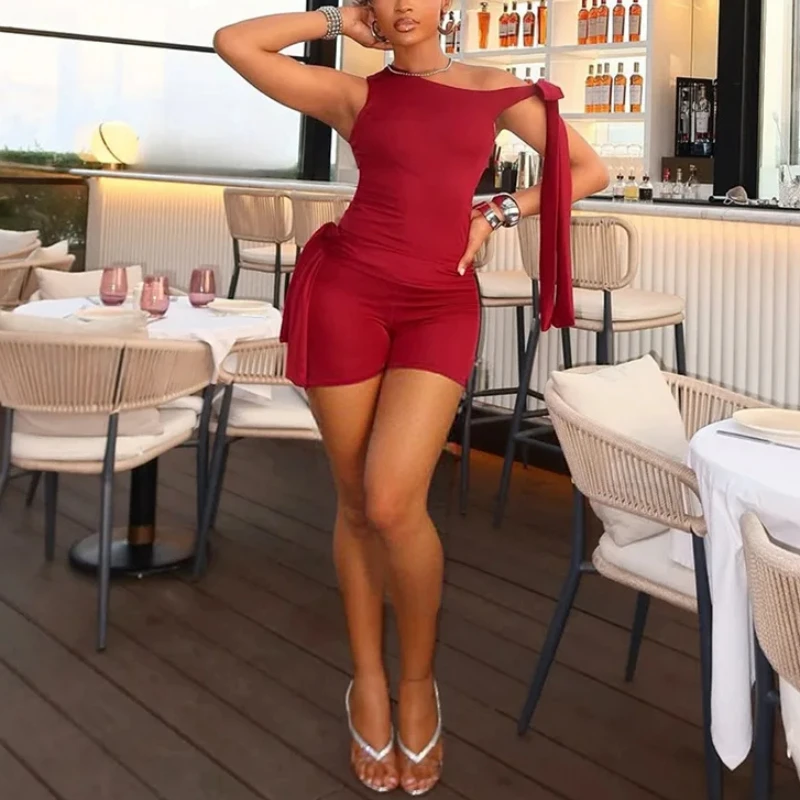 Однотонный комплект жилета с наклонными бретелями и шортами для женской одежды с трехмерным кроем
Однотонный комплект жилета с наклонными бретелями и шортами для женской одежды с трехмерным кроем