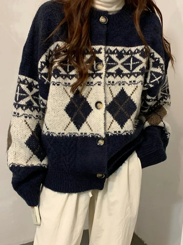 Женский винтажный вязаный свитер, Свободный кардиган в клетку, с круглым вырезом и длинным рукавом, повседневный трикотажный топ для осени и зимы
Женский винтажный вязаный свитер, Свободный кардиган в клетку, с круглым вырезом и длинным рукавом, повседневный трикотажный топ для осени и зимы