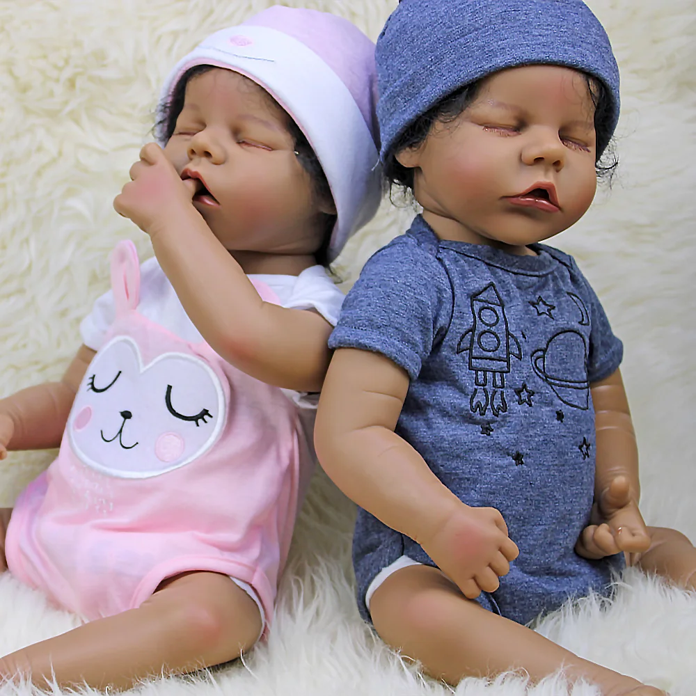 18-Inch Reborn Twin Dolls, Vinyl Material, Black/Mixed-Race Skin, Blue/Pink Clothing, Suitable for Black Families
18-Inch Reborn Twin Dolls, Vinyl Material, Black/Mixed-Race Skin, Blue/Pink Clothing, Suitable for Black Families