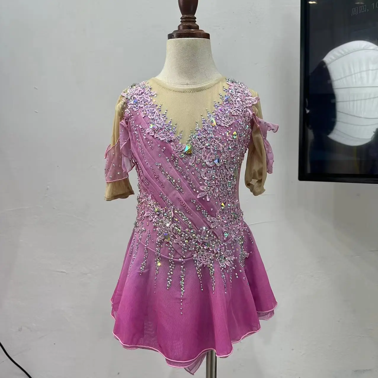 Customized Girls Figure Skating / Spinning / Performance Costumes Adult and Child Girls Performance Dresses Spinning Costumes
Customized Girls Figure Skating / Spinning / Performance Costumes Adult and Child Girls Performance Dresses Spinning Costumes