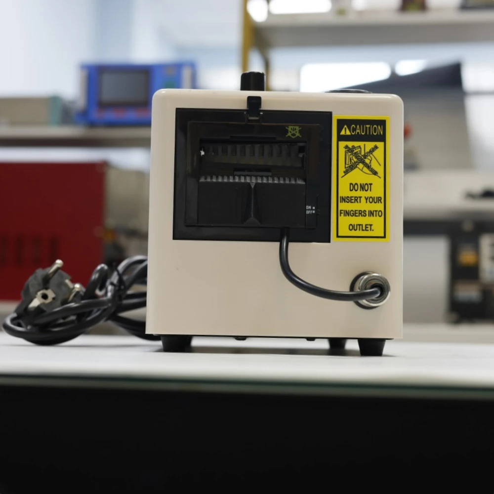 Automatic gluing machine M-1000 tape cutter Gold finger pattern paper cutting machine accessories
Automatic gluing machine M-1000 tape cutter Gold finger pattern paper cutting machine accessories