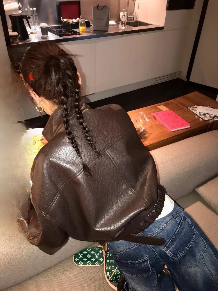 Куртка DULA Good Home из коричневой кожи с воротником-стойкой, женская, осенне-зимняя, с хлопковой подкладкой, стильная мотоциклетная куртка
Куртка DULA Good Home из коричневой кожи с воротником-стойкой, женская, осенне-зимняя, с хлопковой подкладкой, стильная мотоциклетная куртка