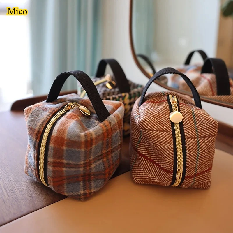 Cube bag, metal zipper, hand-held fabric, brushed fabric, creative diagonal square wave pattern storage bag, makeup bag
Cube bag, metal zipper, hand-held fabric, brushed fabric, creative diagonal square wave pattern storage bag, makeup bag