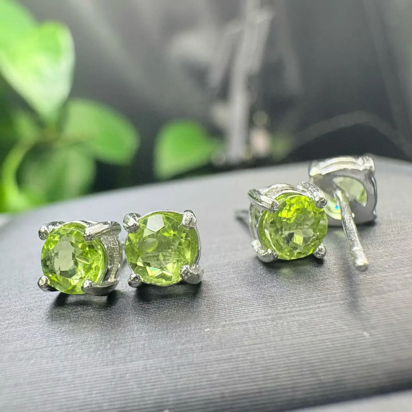 1 Pair Fengbaowu Natural Peridot Earring 4MM Faceted Round 925 Sterling Silver Fashion Jewelry Gift For Women
1 Pair Fengbaowu Natural Peridot Earring 4MM Faceted Round 925 Sterling Silver Fashion Jewelry Gift For Women