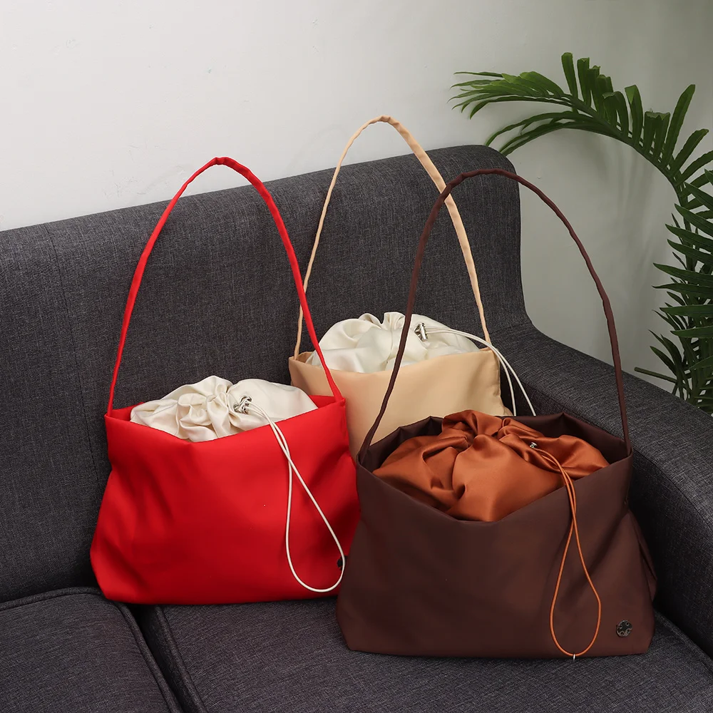 Soft Surface Cloud Shaped Shoulder Bag Large Capacity Double Strap Women's Tote Bag Cloud Shaped Nylon Crossbody Bags Daily Use
Soft Surface Cloud Shaped Shoulder Bag Large Capacity Double Strap Women's Tote Bag Cloud Shaped Nylon Crossbody Bags Daily Use