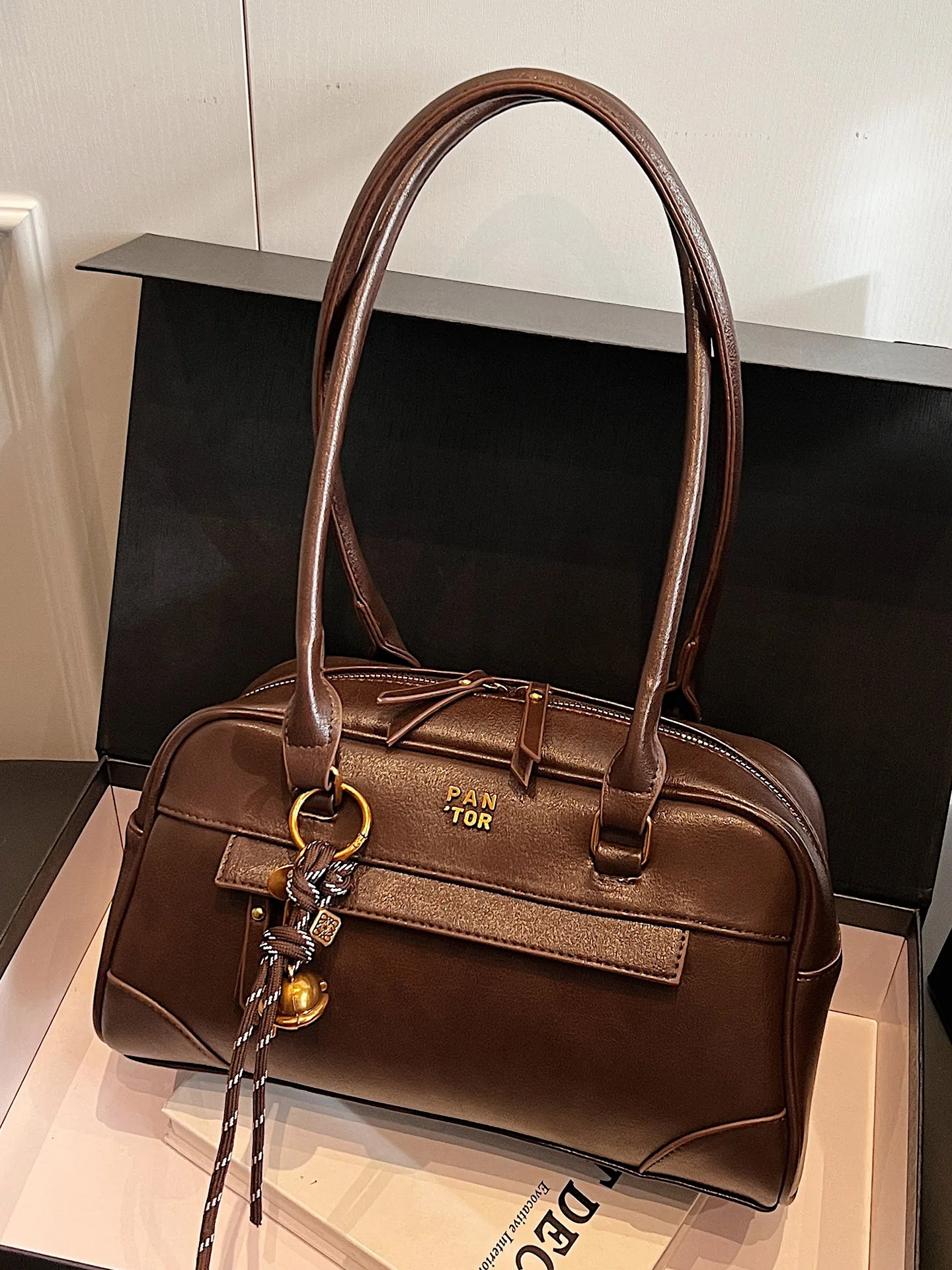 Новинка 2025 года, модная повседневная женская сумка подмышки, универсальная зимняя модная сумка в стиле ретро на одно плечо с мягкой ручкой Ci...
Новинка 2025 года, модная повседневная женская сумка подмышки, универсальная зимняя модная сумка в стиле ретро на одно плечо с мягкой ручкой Ci...