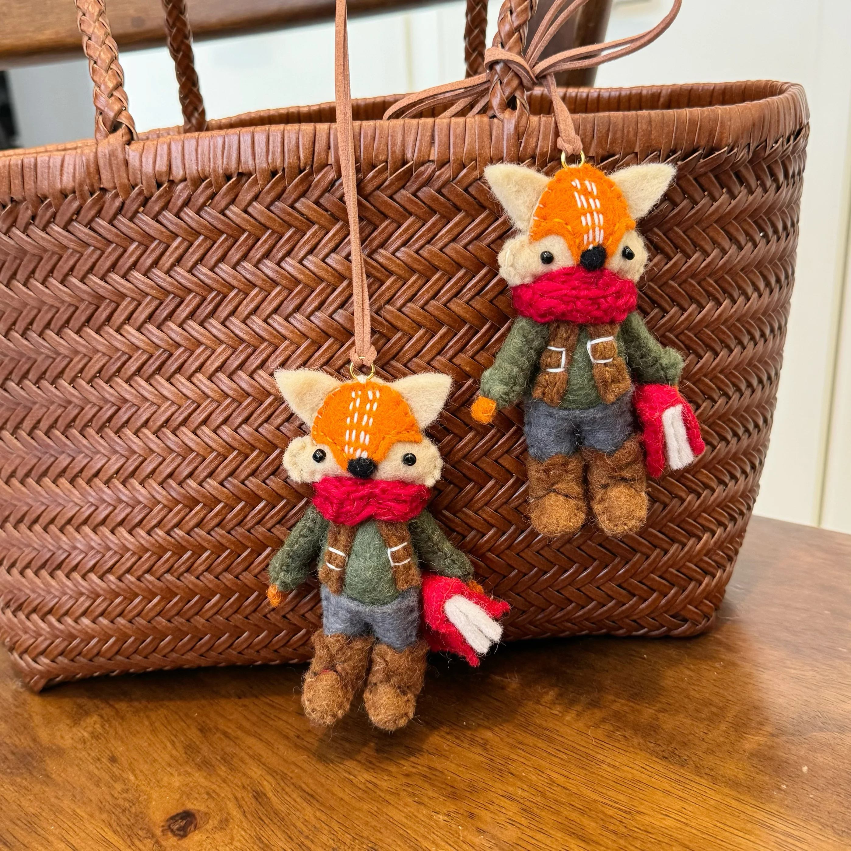 Handmade Wool Felt Cute Bag Charm Couple Keychains Doll Car Hanging Decorations Fashionable Accessory for Lovers
Handmade Wool Felt Cute Bag Charm Couple Keychains Doll Car Hanging Decorations Fashionable Accessory for Lovers