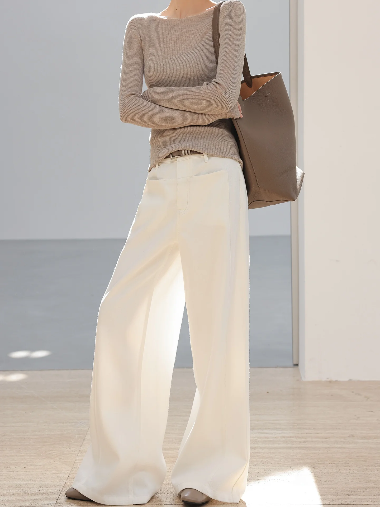 Джинсы JWUNIQUE Pure White Double Ket Draped Loose Fit Straight Leg из премиального денима для женщин, с высокой талией
Джинсы JWUNIQUE Pure White Double Ket Draped Loose Fit Straight Leg из премиального денима для женщин, с высокой талией