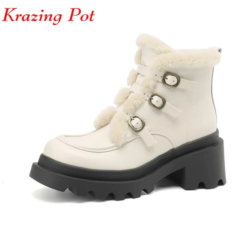 Krazing Pot Chic Cow Leather Wool Fur Round Toe Winter Warm Punk Design Snow Boots Thick Bottom Metal Buckle Fashion Ankle Boots
Krazing Pot Chic Cow Leather Wool Fur Round Toe Winter Warm Punk Design Snow Boots Thick Bottom Metal Buckle Fashion Ankle Boots