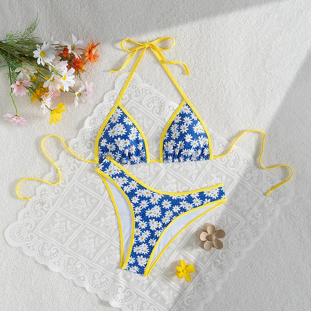 Bikini women's small daisy print contrasting color hemming premium suit split swimsuit 2025 new
Bikini women's small daisy print contrasting color hemming premium suit split swimsuit 2025 new