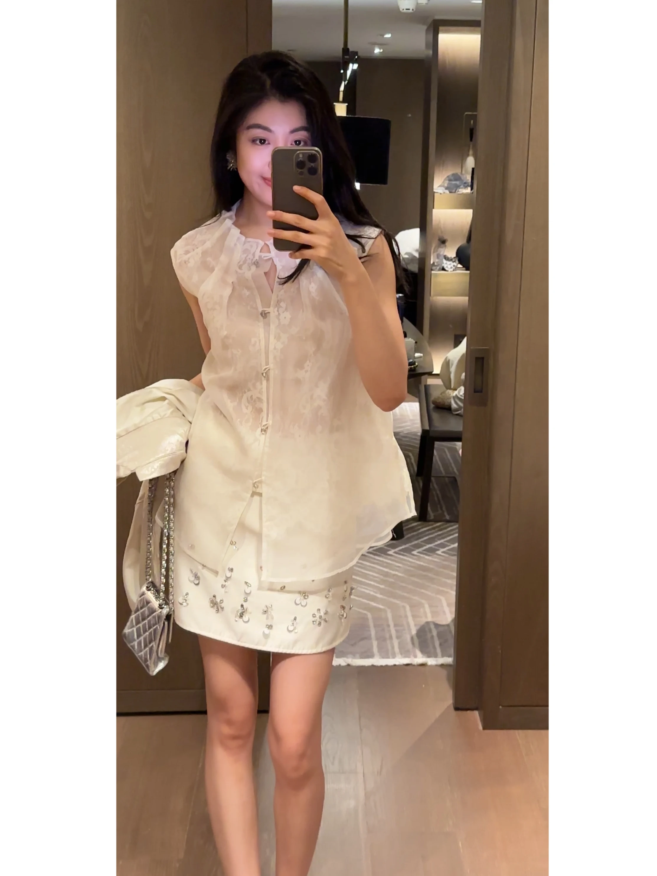 2NCOU Summer New Petal Collar Silk Shirt Translucent Chinese Style Sleeveless Top Women's Fashion Elegant Classy
2NCOU Summer New Petal Collar Silk Shirt Translucent Chinese Style Sleeveless Top Women's Fashion Elegant Classy