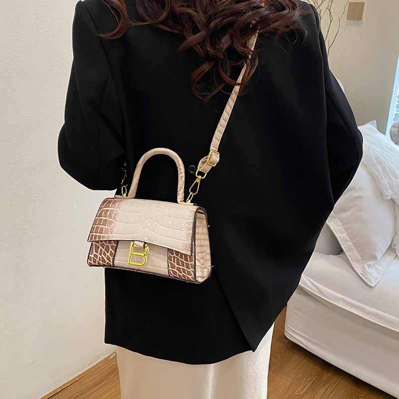 Шикарная женская сумочка известного дизайнера из мягкой кожи с популярной классической привлекательной и удобной ручкой
Шикарная женская сумочка известного дизайнера из мягкой кожи с популярной классической привлекательной и удобной ручкой